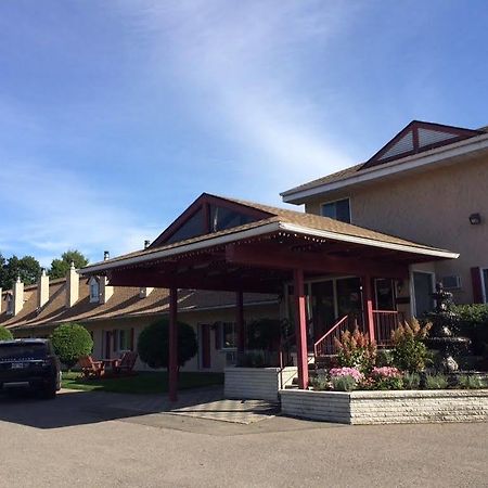 Motel Des Pentes Et Suites Saint-Sauveur Экстерьер фото