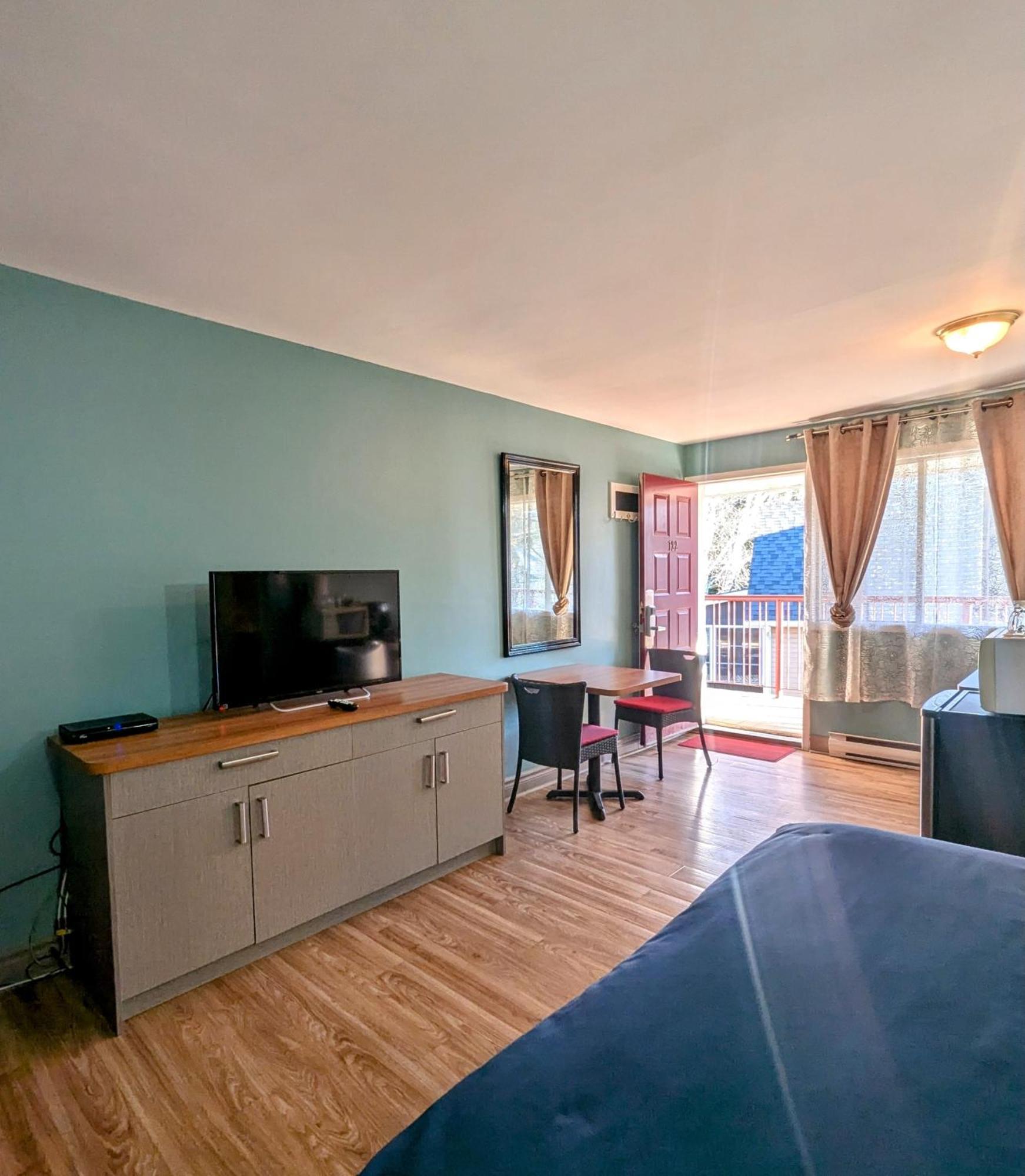 Motel Des Pentes Et Suites Saint-Sauveur Экстерьер фото