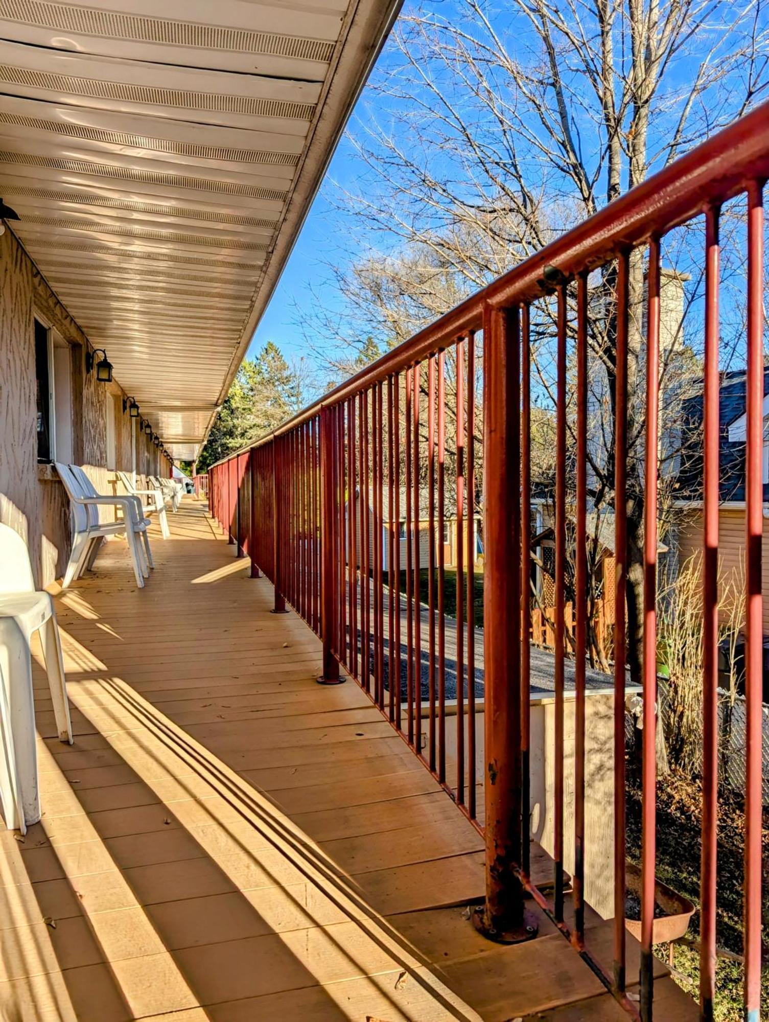 Motel Des Pentes Et Suites Saint-Sauveur Экстерьер фото