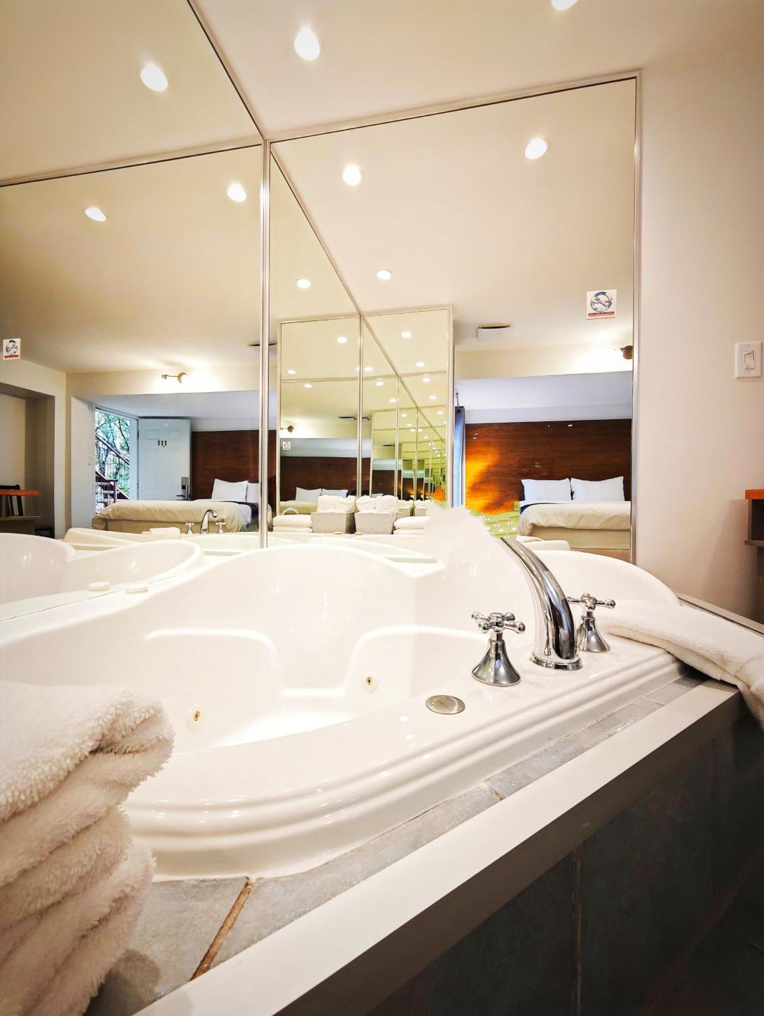 Motel Des Pentes Et Suites Saint-Sauveur Экстерьер фото