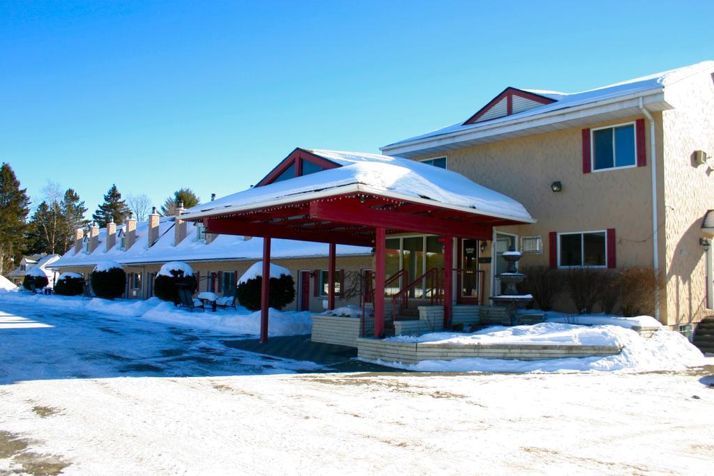 Motel Des Pentes Et Suites Saint-Sauveur Номер фото