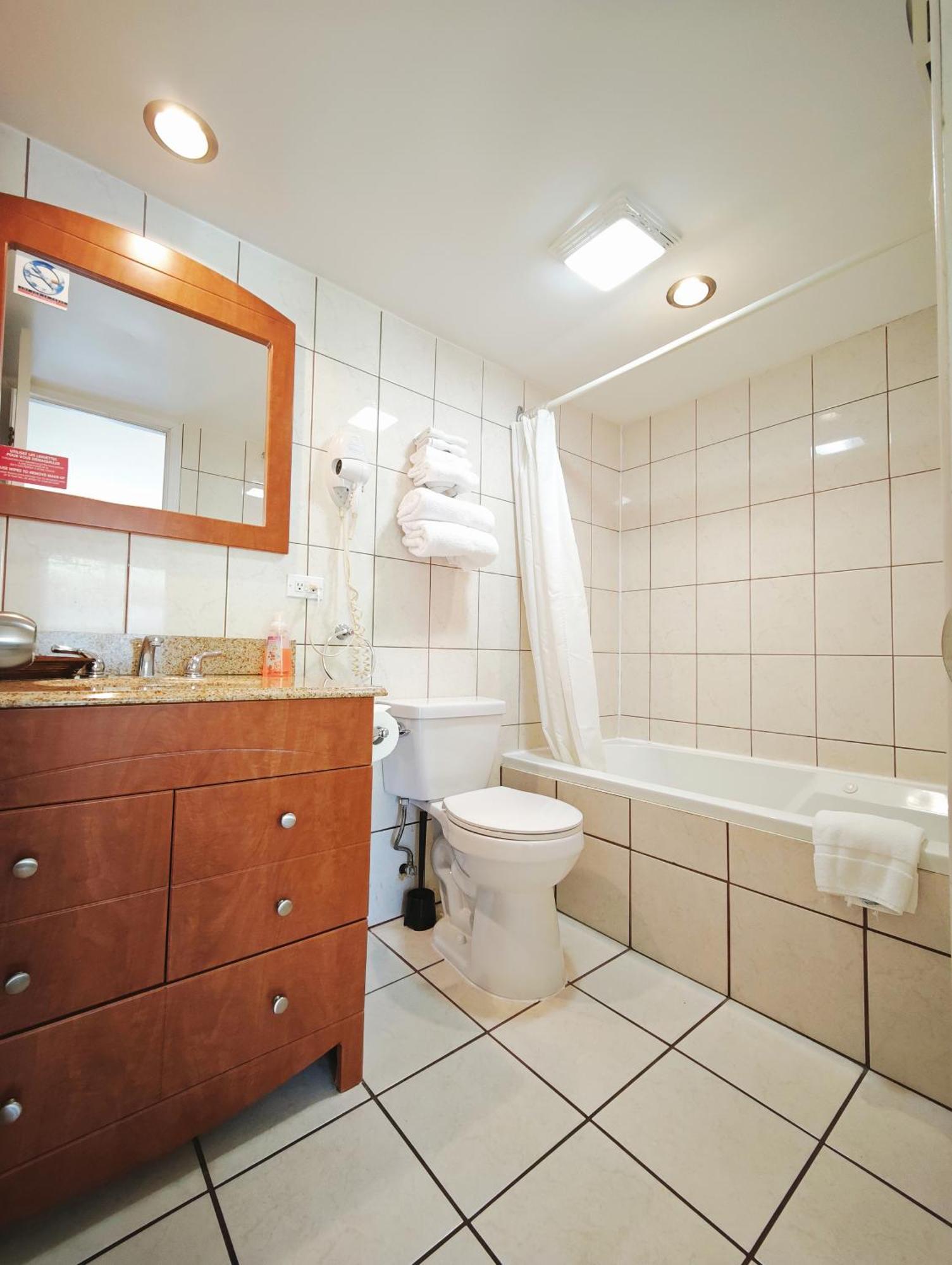 Motel Des Pentes Et Suites Saint-Sauveur Экстерьер фото