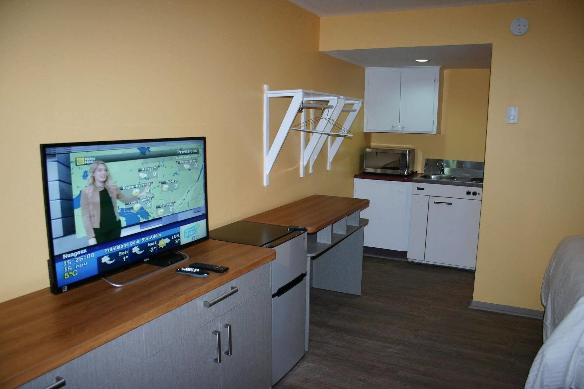 Motel Des Pentes Et Suites Saint-Sauveur Экстерьер фото