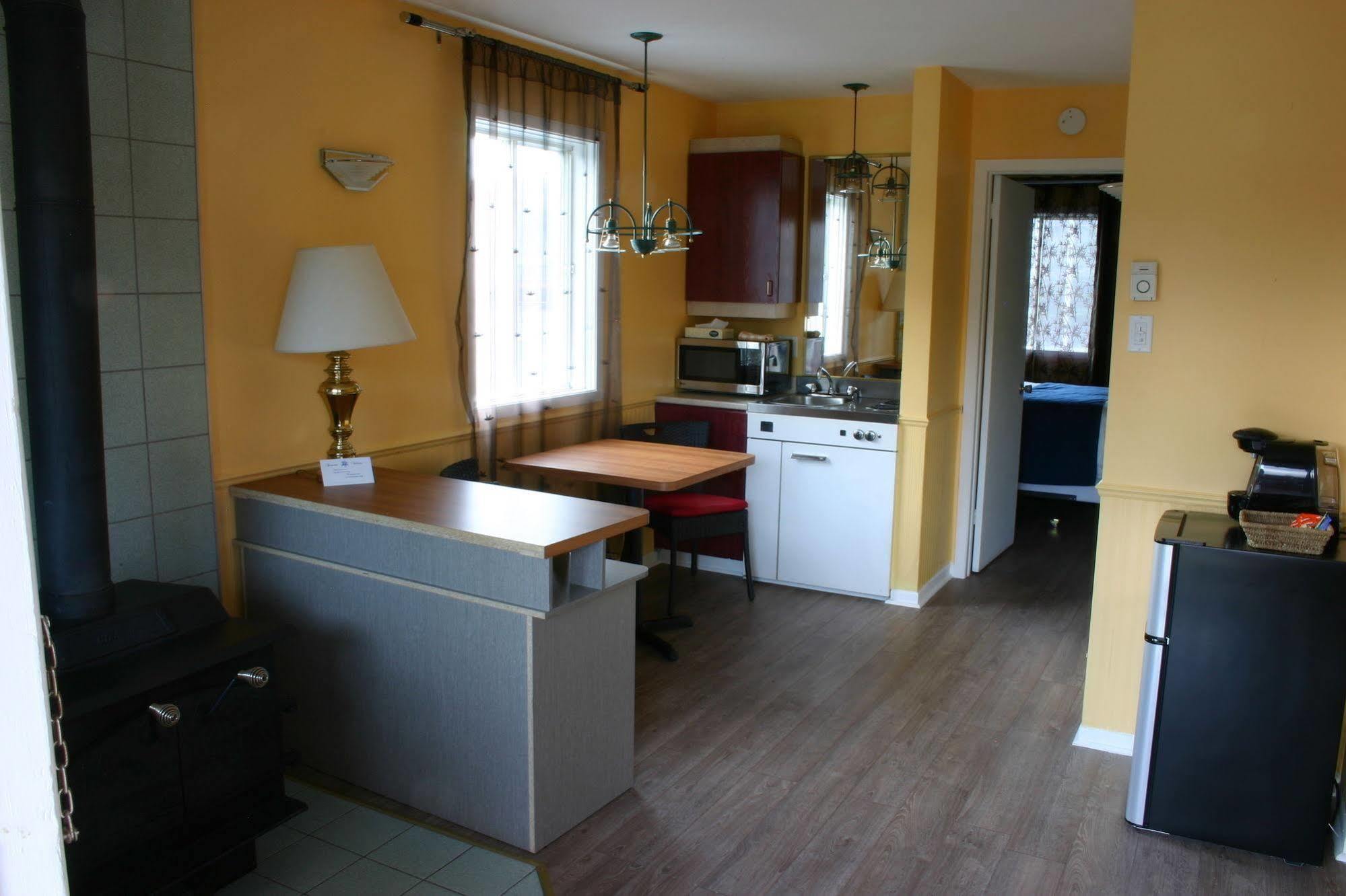 Motel Des Pentes Et Suites Saint-Sauveur Экстерьер фото